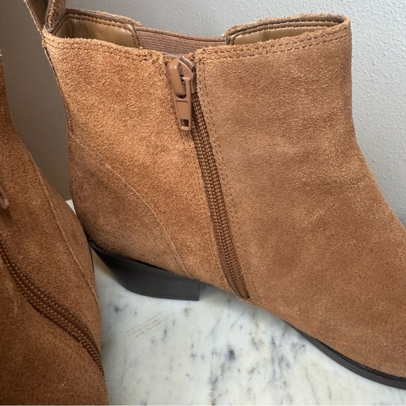 Vionic Roseland Booties Size 8.5 Wide
Suede Side Zip tan brown heels - Picture 3 of 7